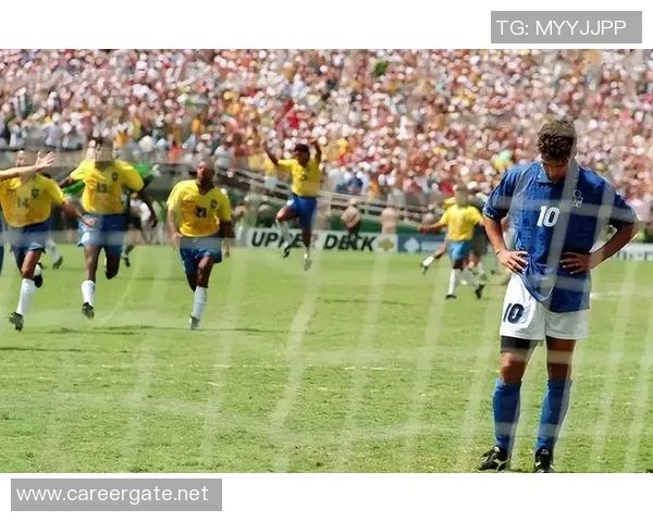 泰国足球明星因伤缺席重要比赛球迷心痛期待早日复出