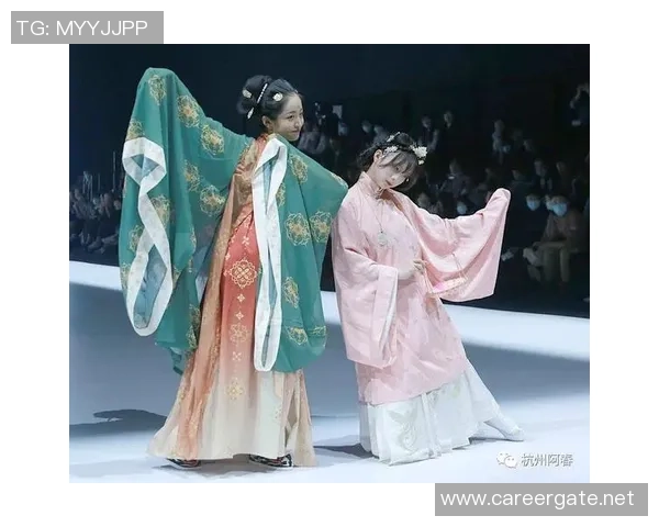 足球明星与汉服的奇妙碰撞探索他们的文化认同与时尚选择 足球明星与汉服的奇妙碰撞探索他们的文化认同与时尚选择