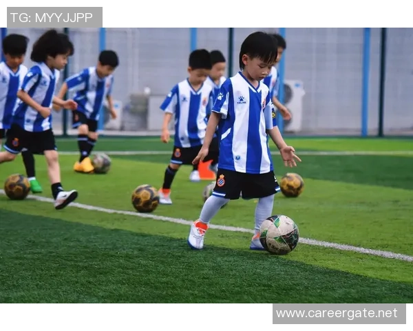 足球明星天天向上展现拼搏精神与团队合作的魅力与激情 足球明星天天向上展现拼搏精神与团队合作的魅力与激情