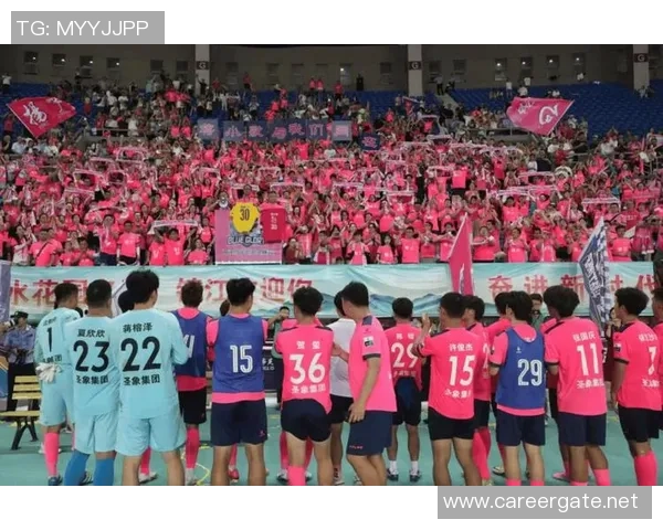 足球明星粉丝热情采访瞬间记录展现球迷对偶像的无限热爱与支持 足球明星粉丝热情采访瞬间记录展现球迷对偶像的无限热爱与支持